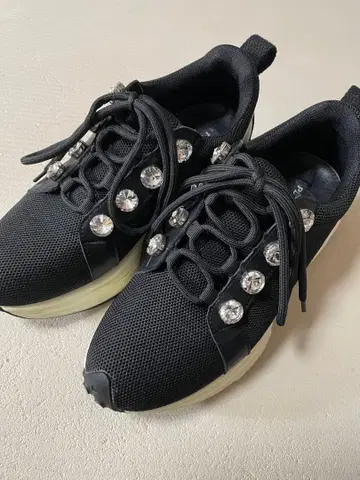 새상품급 큐빅 비쥬 장식 블랙스니커즈