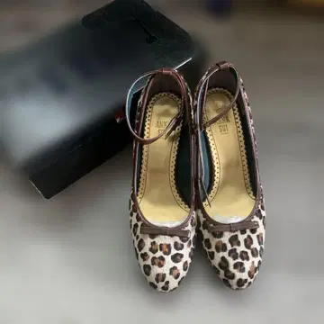 ANNA SUI 레오파드 무늬 송치 스트랩 펌프스