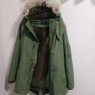 퍼 달린 올리브 그린 밀리터리 자켓