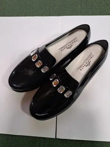 TEMPERATE 비쥬 장식 블랙 로퍼 24cm