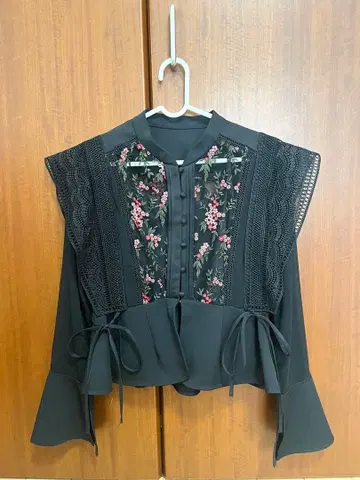 LILY BROWN 자수 스위칭 블라우스