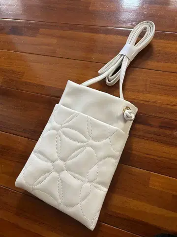 화이트 퀼팅 숄더백