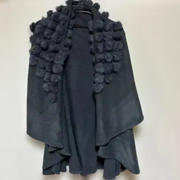 폼폼 장식 다크 그레이 케이프 코트
