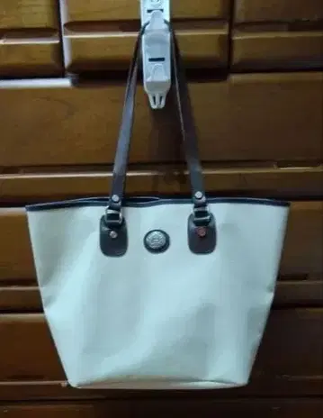 오로비안코 화이트 PVC 가죽 토트백