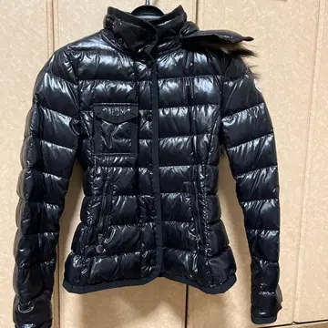 MONCLER 블랙 다운 자켓 퍼 포함