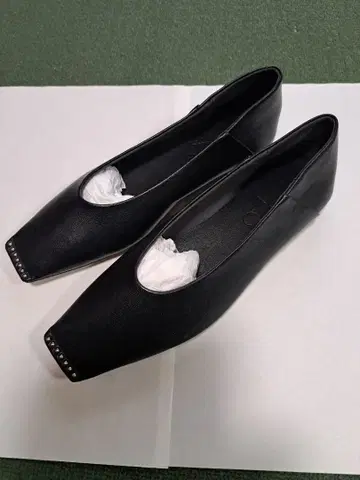스터드 장식 블랙 오픈토 플랫슈즈