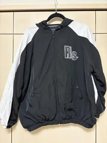 후드 부착 자켓 블랙 화이트