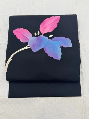 나고야 오비 | 블랙 베이스에 블루 x 핑크 잎 무늬