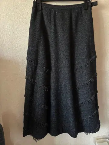 리츠코 시라하마 블랙 롱 스커트 밑단 플레어 디자인 소재 신축성 있음