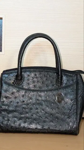 블랙 가죽 핸드백 스터드 장식