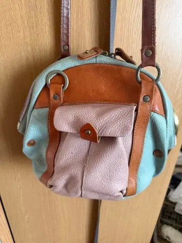 민트 그린과 브라운의 숄더백 eavus 아브스