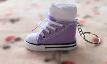 연보라색 오르골 내장 스니커즈형 키링 아라시 One Love