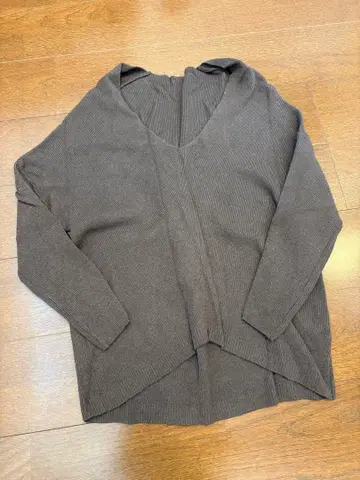 MUSE 다크 그레이 V넥 스웨터