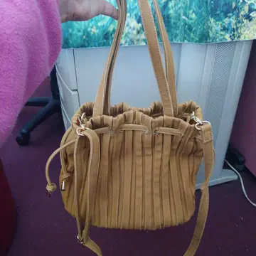 카멜색 플리츠 디자인 숄더백