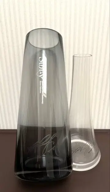 재중 씨 사인 포함 꽃병