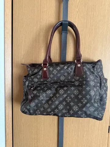 브라운 나일론 핸드백 러셋