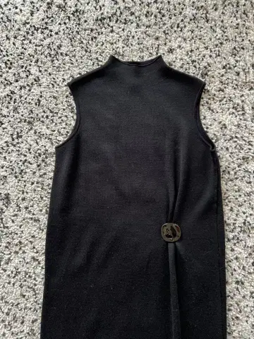 [키 큰 분들 필독] COS 슬리브리스 니트 원피스