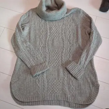 DAMA 컬렉션 그레이 케이블 짜임 터틀넥 스웨터
