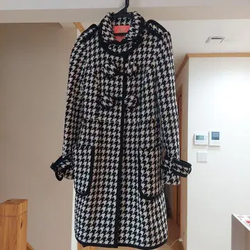 마누슈 블랙 x 화이트 하운드투스 코트 36 M