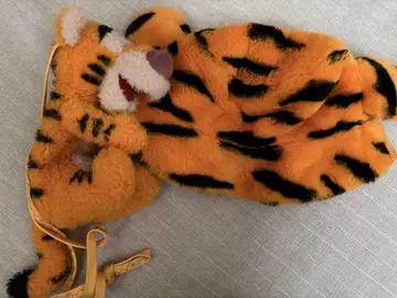 호랑이 디자인의 복슬복슬한 모자