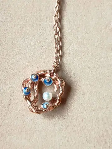 파란 꽃과 진주의 사랑스러운 펜던트 목걸이