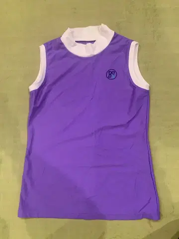 보라색 하이넥 슬리브리스 셔츠