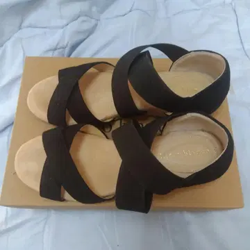 블랙 크로스 스트랩 웨지 샌들