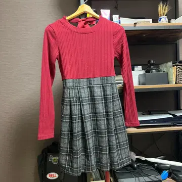 빨간색과 그레이 색상의 긴팔 체크 원피스