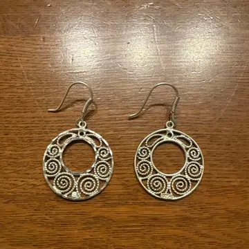 소용돌이 무늬 실버색 훅 귀걸이