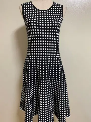 to be chic 슬리브리스 무릎 기장 원피스 블랙 화이트 체크