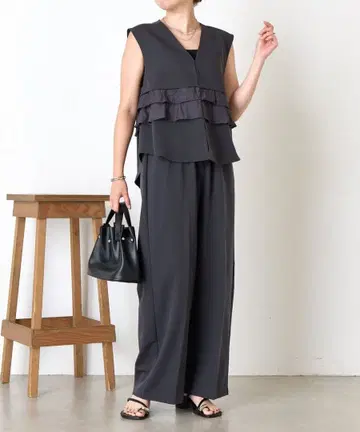 새상품 이번 시즌 제나 티어드 미니 프릴 베스트&팬츠 셋업 그레이