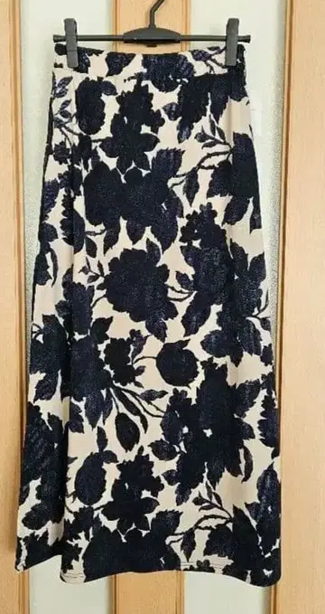 [ 미사용 새상품 ] 꽃무늬 롱 스커트 베이지 x 네이비