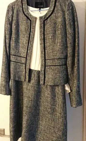 그레이 스커트 수트 블라우스 포함