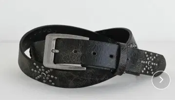 An+u 스터드 장식의 블랙 캐주얼 벨트