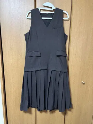 다크 그레이 V넥 플리츠 원피스