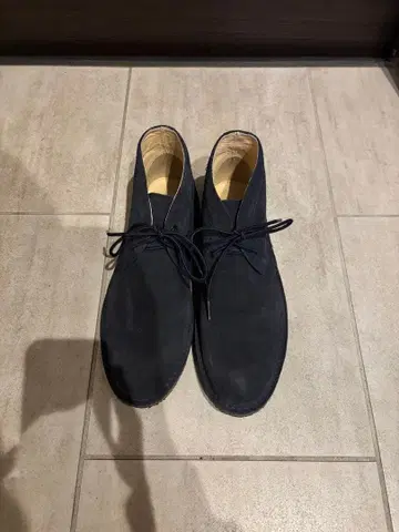 네이비 스웨이드 처카 부츠