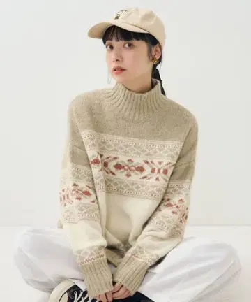 베이지 계열 페어아일 패턴 하이넥 스웨터