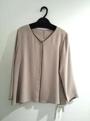 새상품 NATURAL BEAUTYBASIC 베이지 V넥 긴팔 셔츠