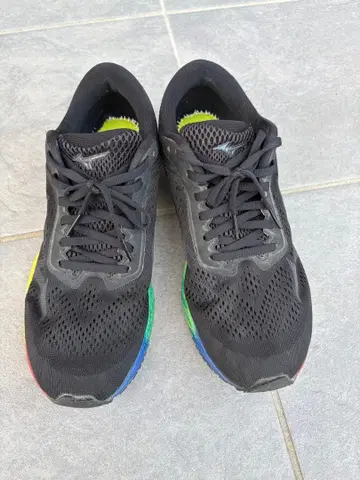 미즈노 러닝화 블랙/레인보우