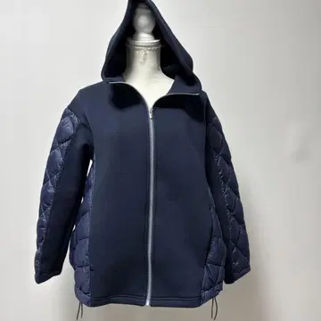 네이비 후드 부착 다운 자켓