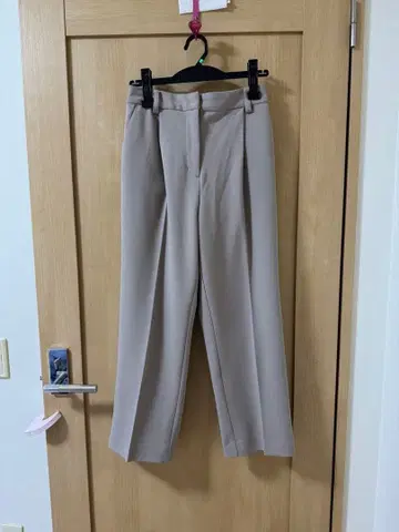 베이지 센터 프레스 슬랙스 S 사이즈