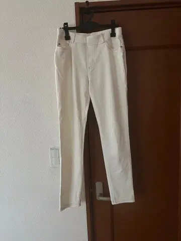 화이트 깔끔한 팬츠