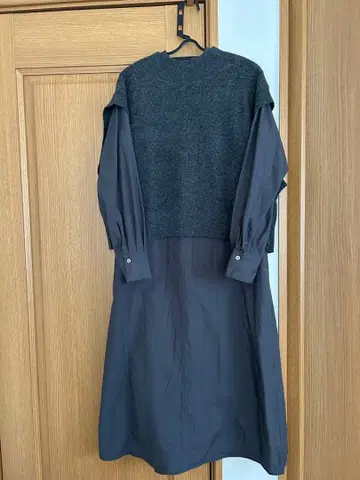 뷰티 앤 유스 베스트 포함 그레이 셔츠 원피스