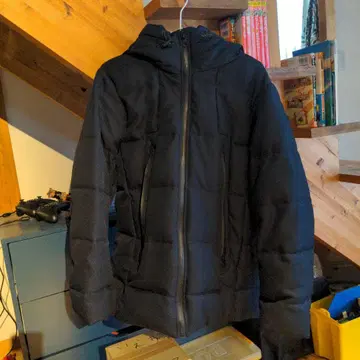 후드 부착 블랙 다운 자켓