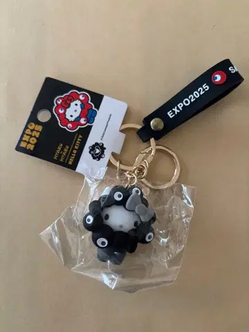 산리오 블랙 미야쿠미야쿠 변신 키링 입체 헬로키티