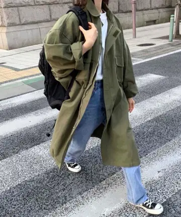 via j 스탠드 칼라 밀리터리 코트 카키