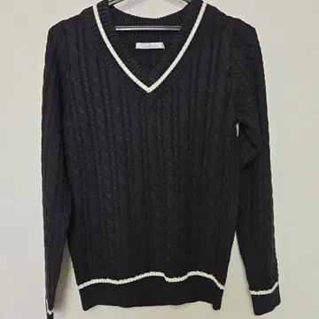 Andemiu 블랙 V넥 케이블 짜임 스웨터