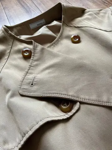 베이지 더블 브레스트 트렌치코트