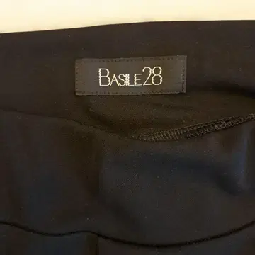 BASILE28 블랙 스트레이트 팬츠