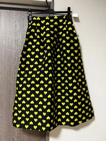 [ 택 포함 미사용 ] 플레어 스커트 블랙 x 옐로우 컬러 하트 무늬